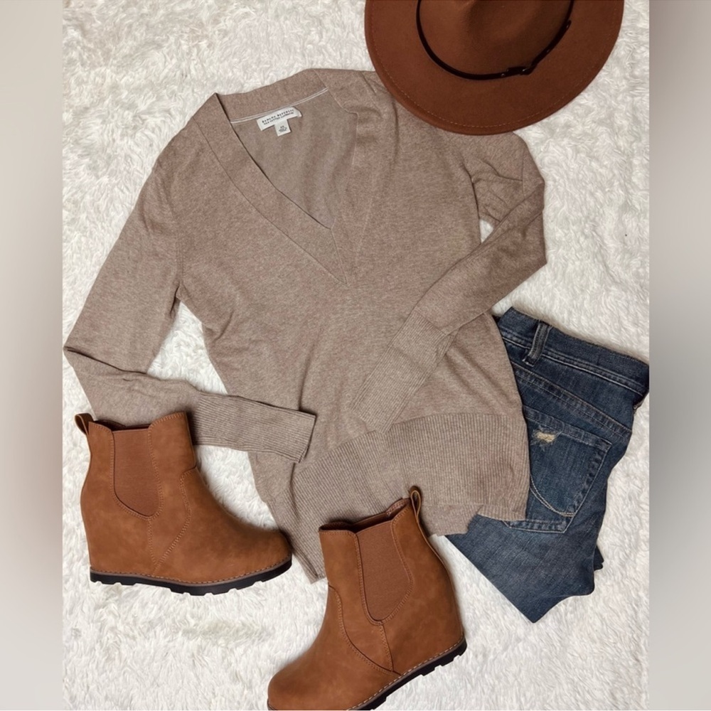 Banana Republic Tan V-Neck Sweater with Long Sleeves